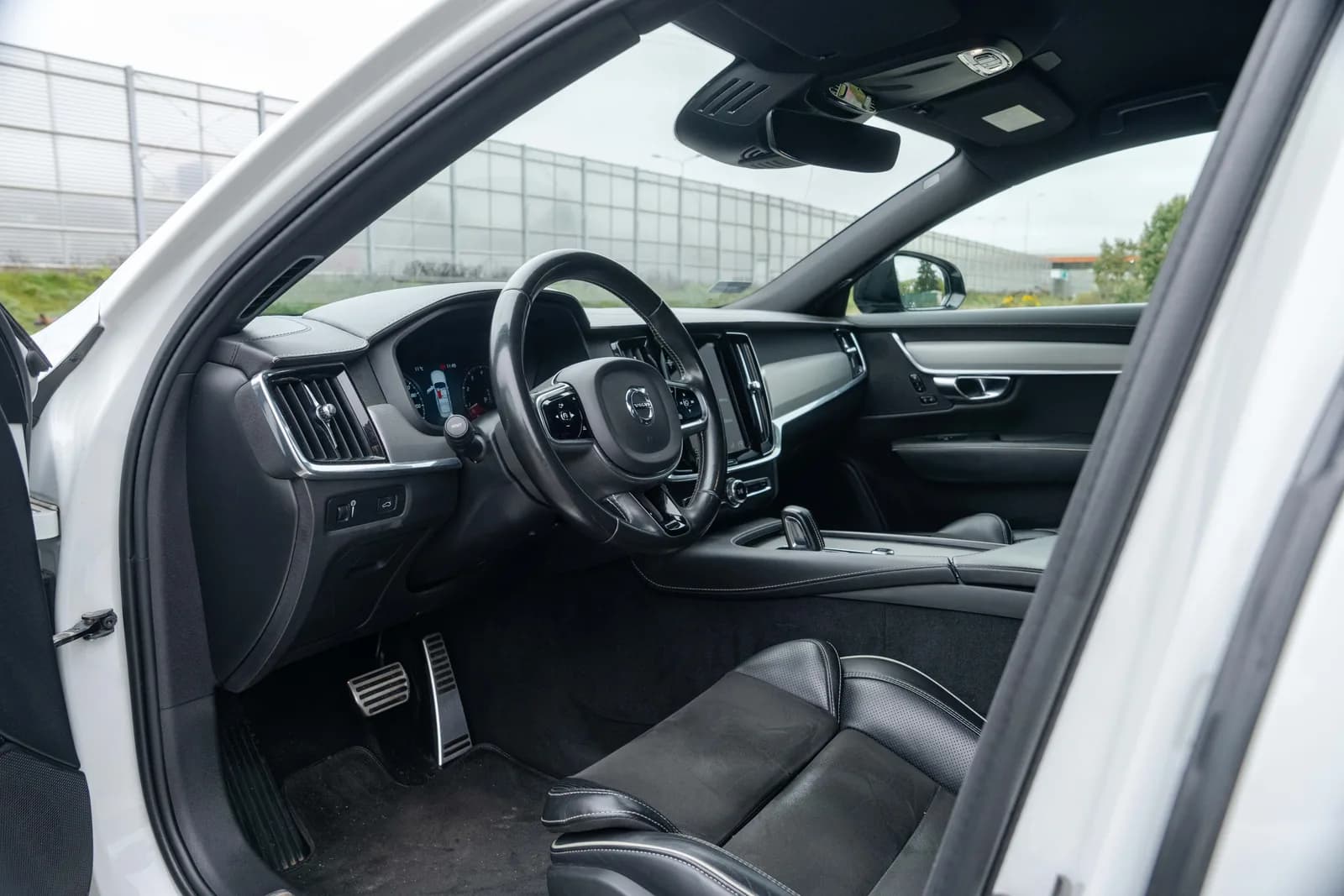 Volvo S90 — zdjęcie 18 z 29
