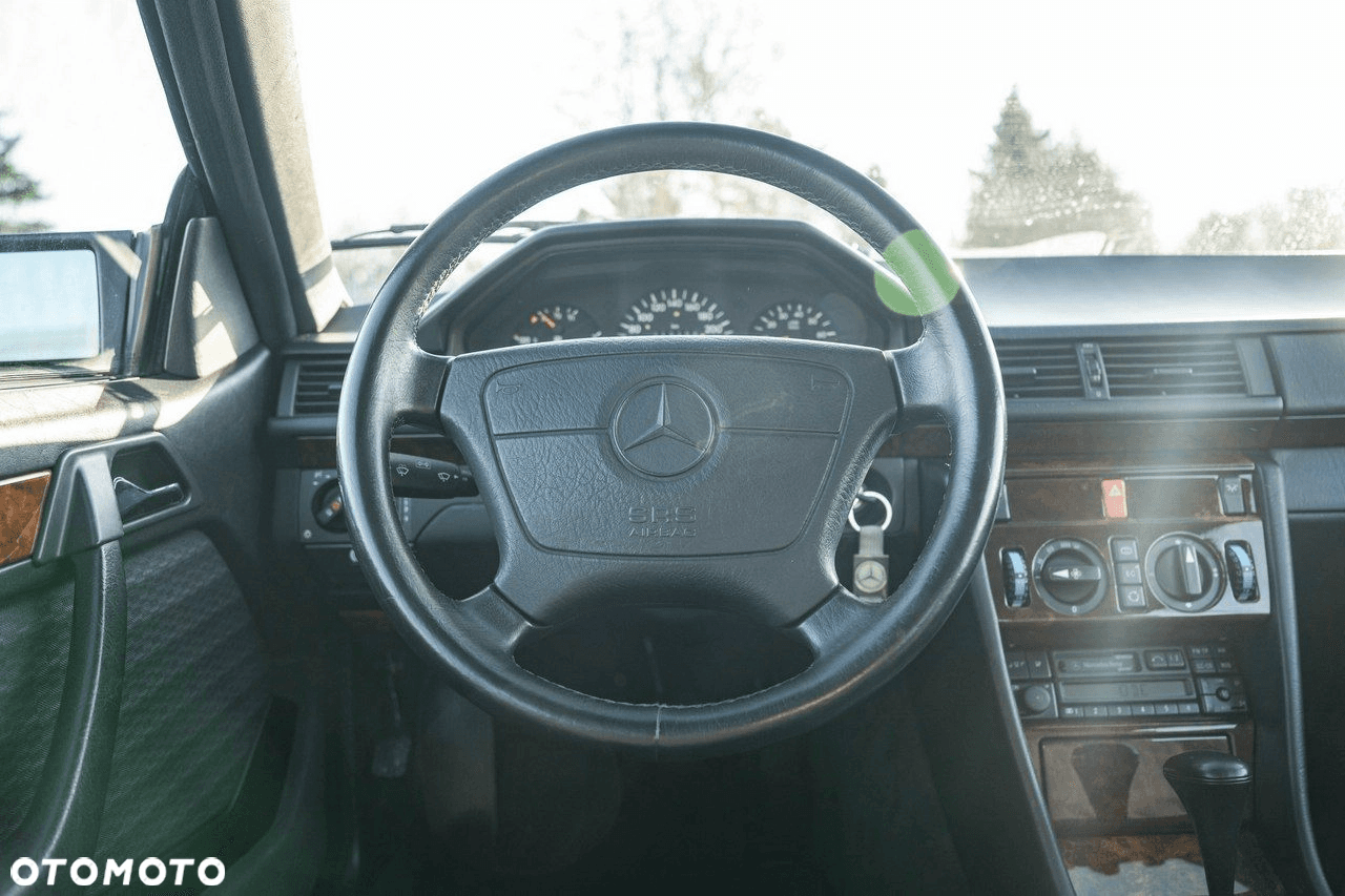 Mercedes-Benz Klasa E zdjęcie 21