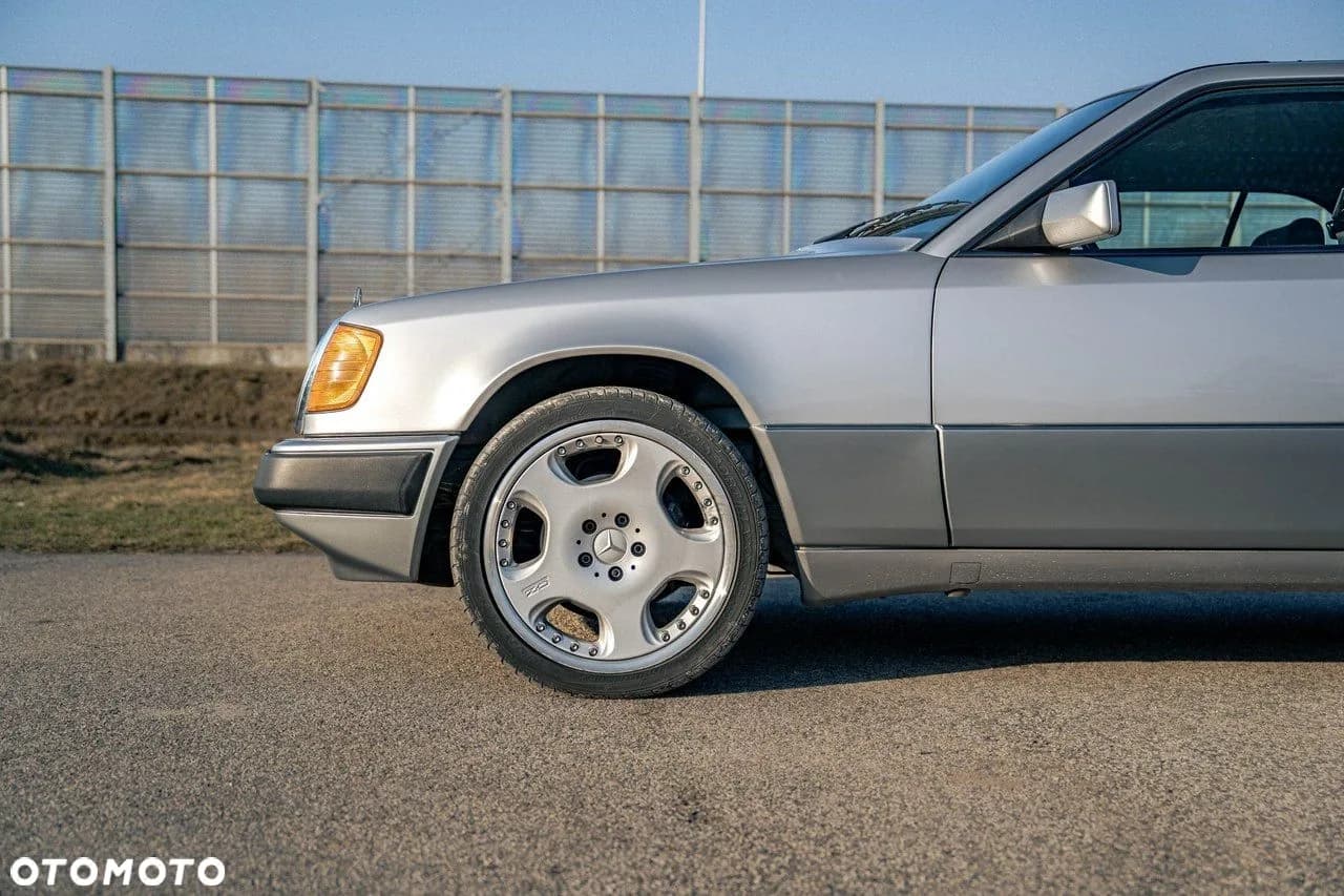 Mercedes-Benz Klasa E zdjęcie 11