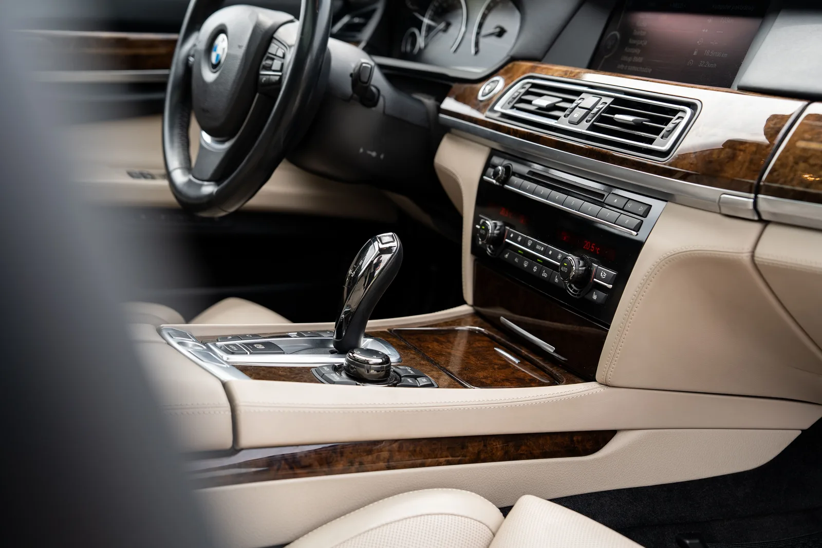 BMW Seria 7 zdjęcie 19