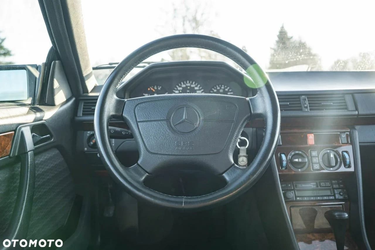 Mercedes-Benz Klasa E zdjęcie 21