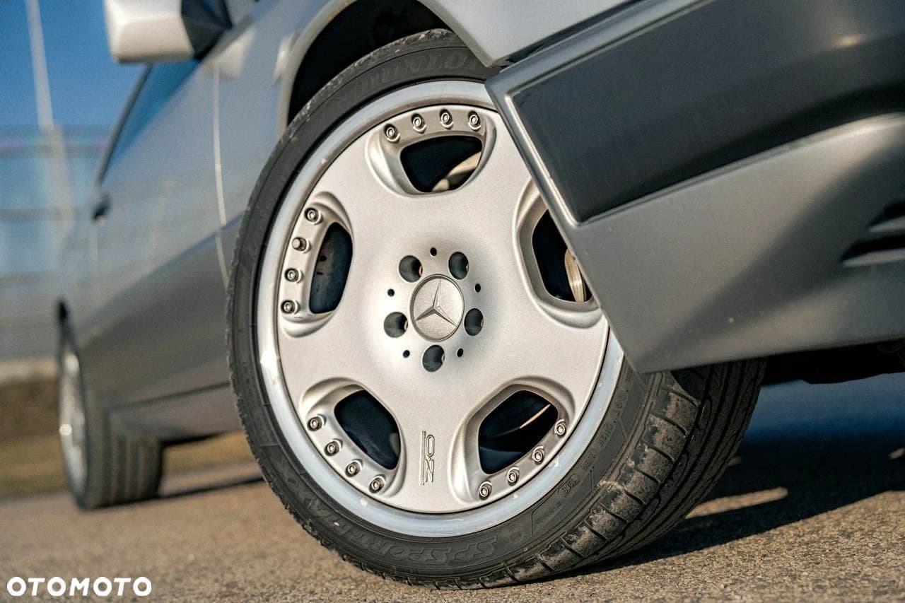 Mercedes-Benz Klasa E zdjęcie 16